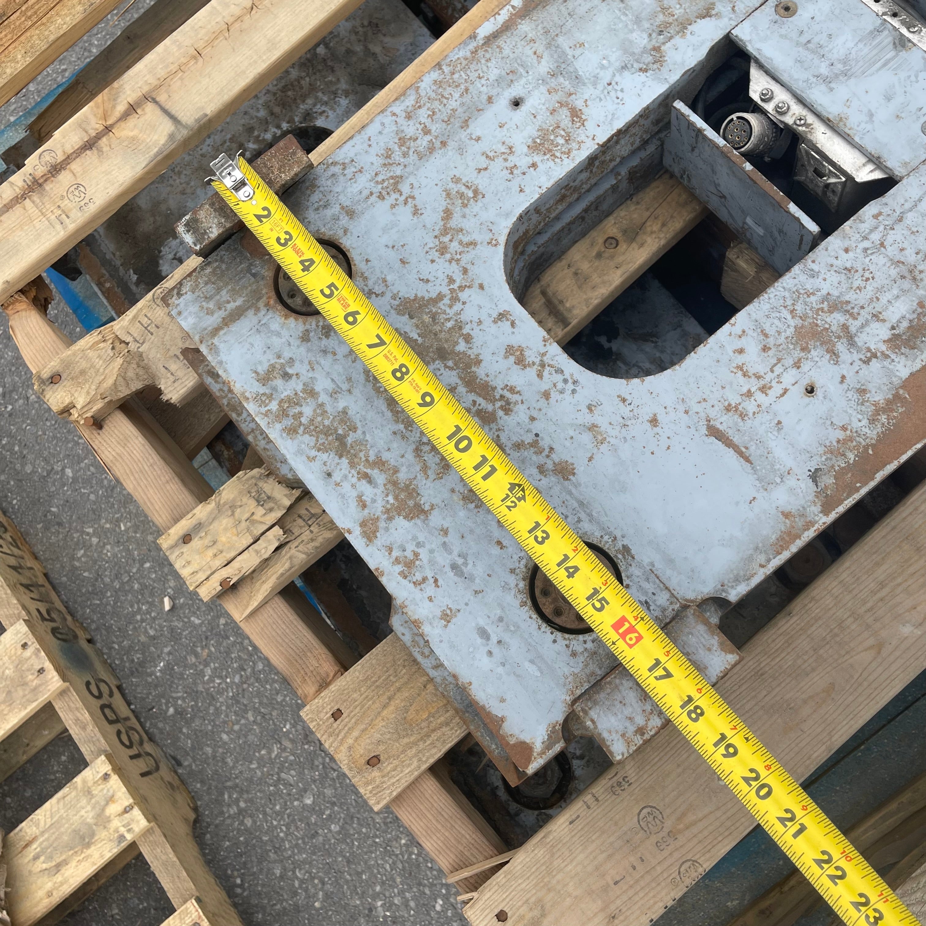 Z@ AVERY Weigh-Tronix Forklift Scale, 5000 lbs Capacity, Accuracy Class III, QTLTSC-05 (AS-IS) Roughly 415 lbs