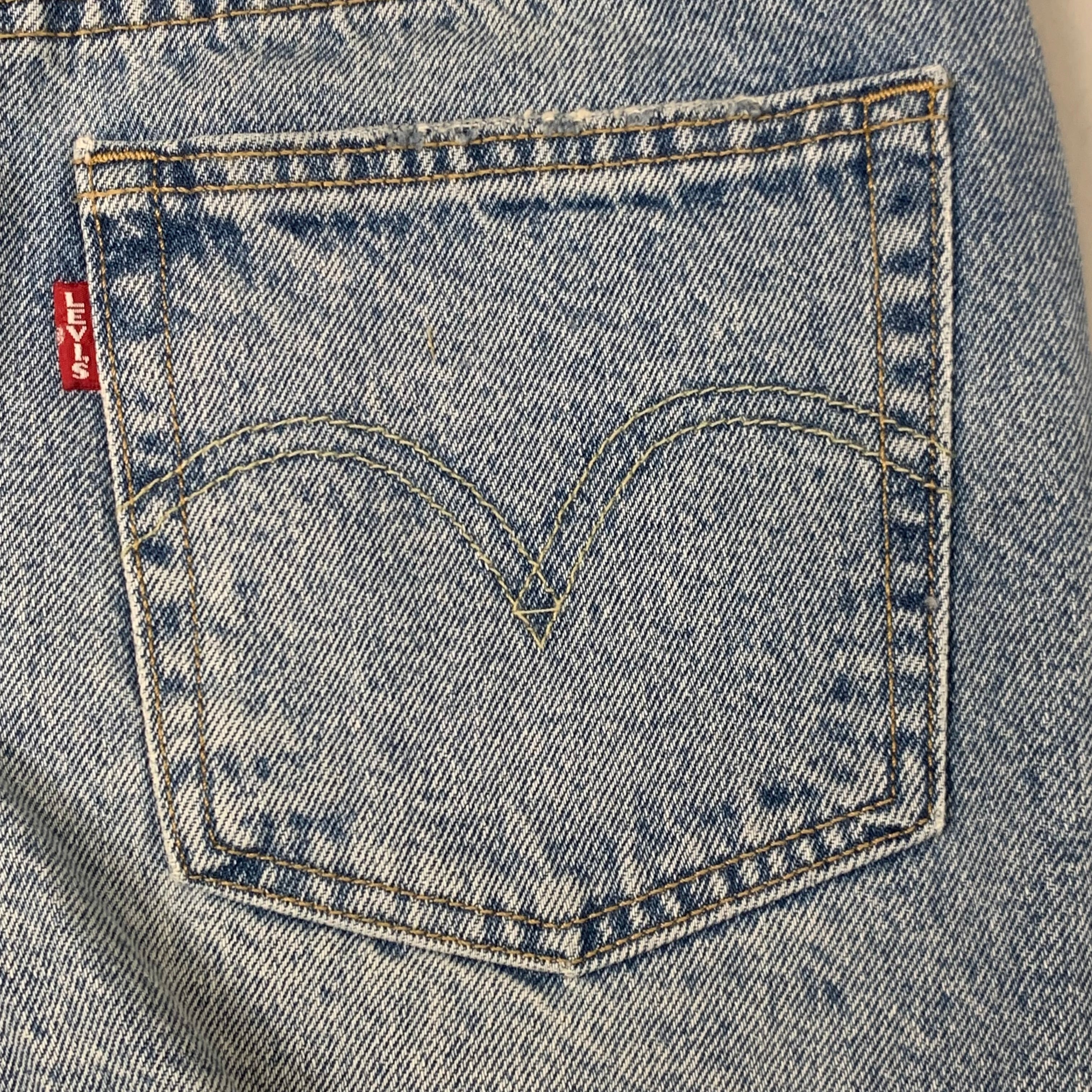 LEVIS 501 Original Fit High Rise Shorts Medium Wash Women's Sz 26 Mega Vibe Blue