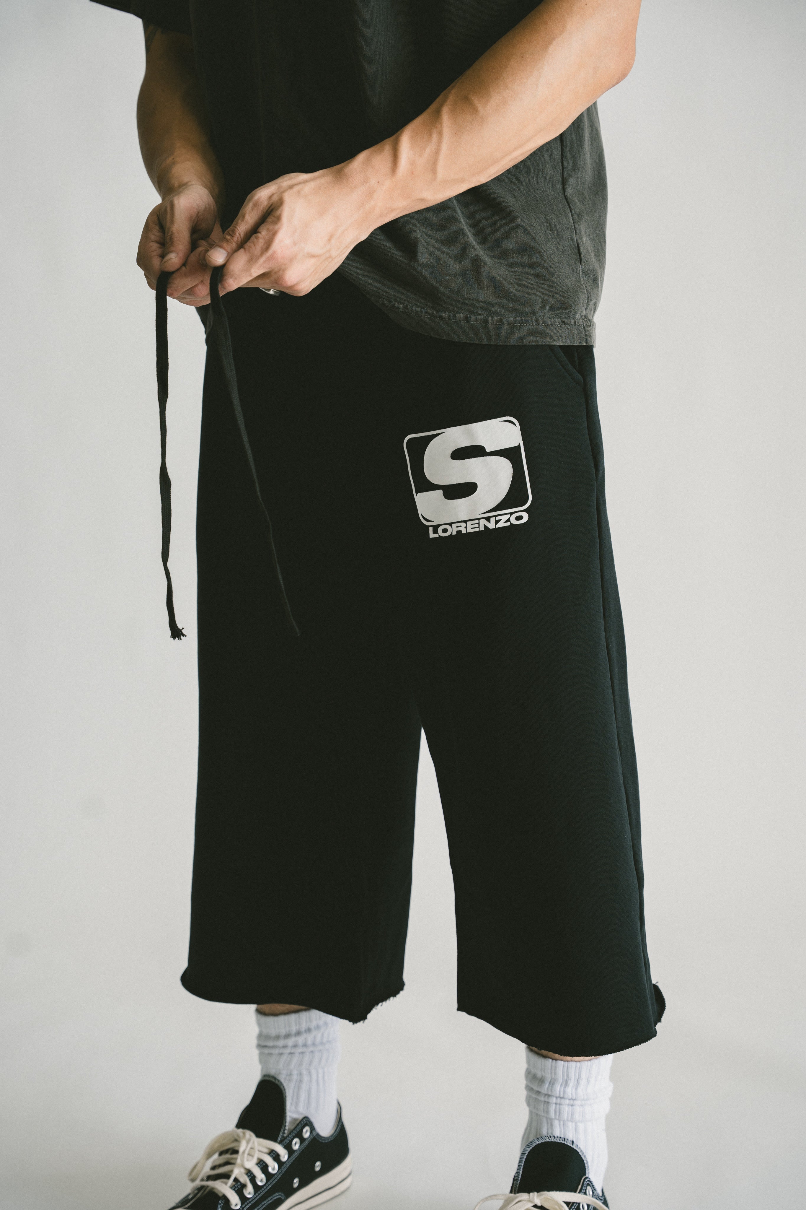 BLACK 3/4 SHORTS