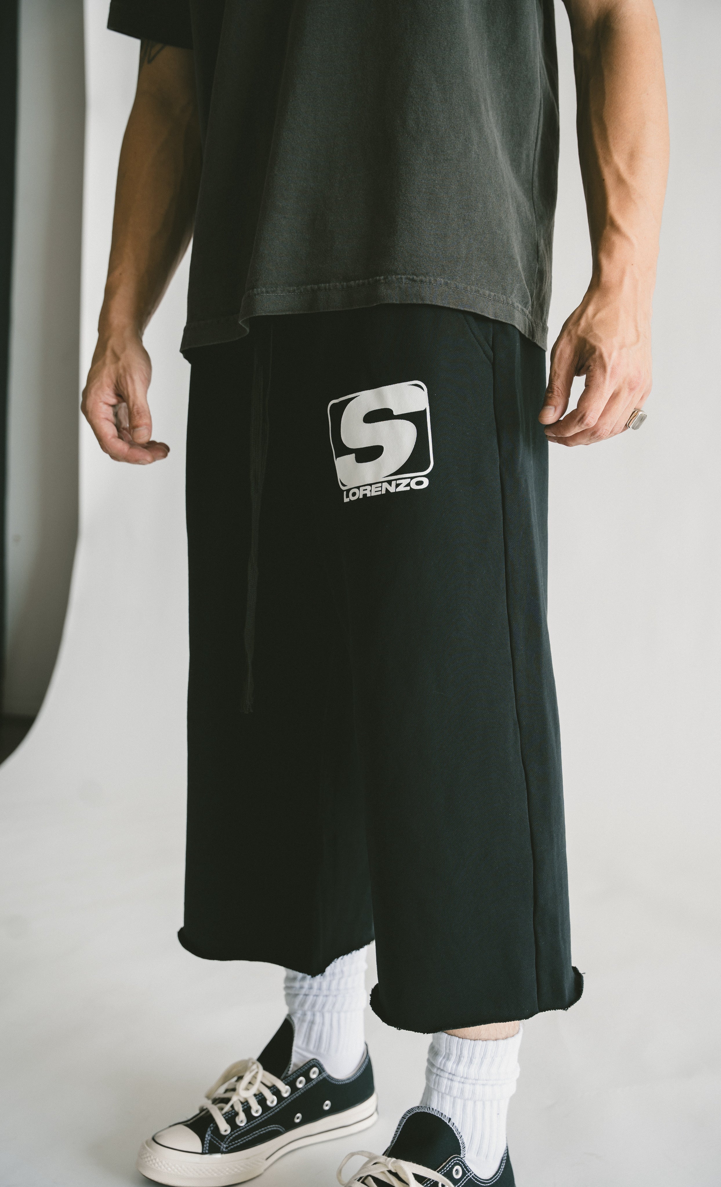 BLACK 3/4 SHORTS