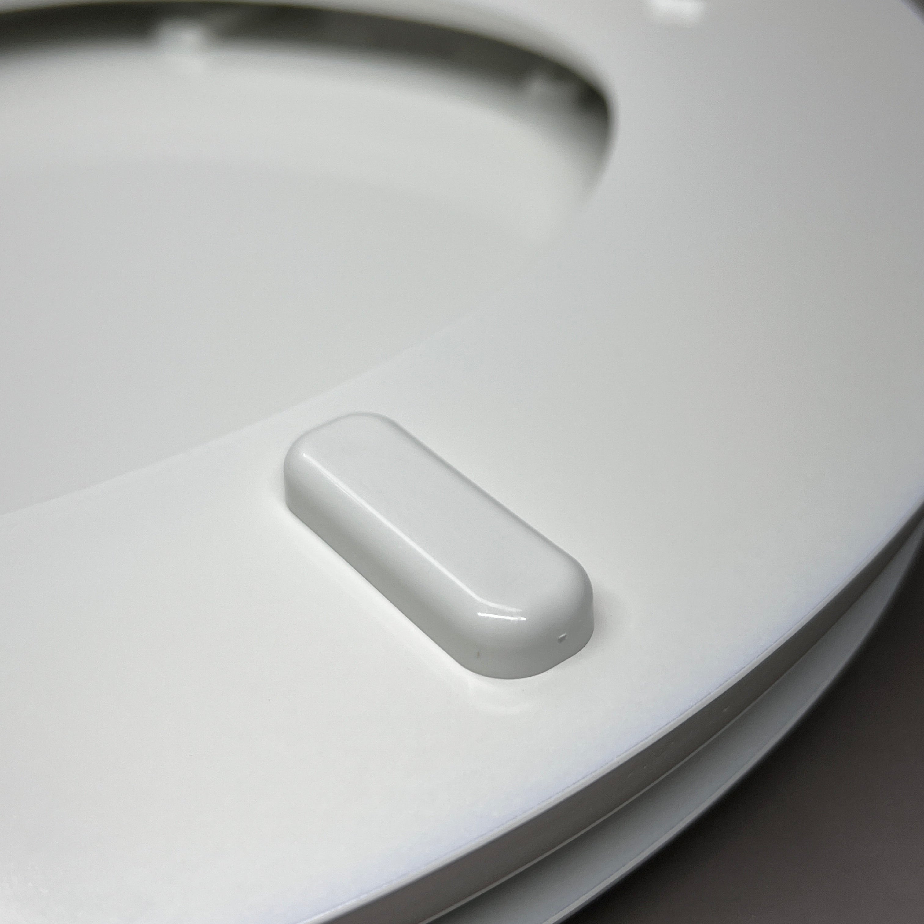 BENEKE Round Toilet Seat Enameled Molded Wood White XM30TM 000 (New)